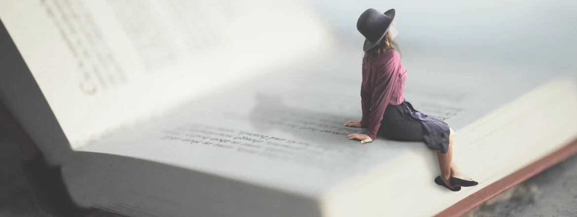 kobieta siedzi na&nbsp;książce